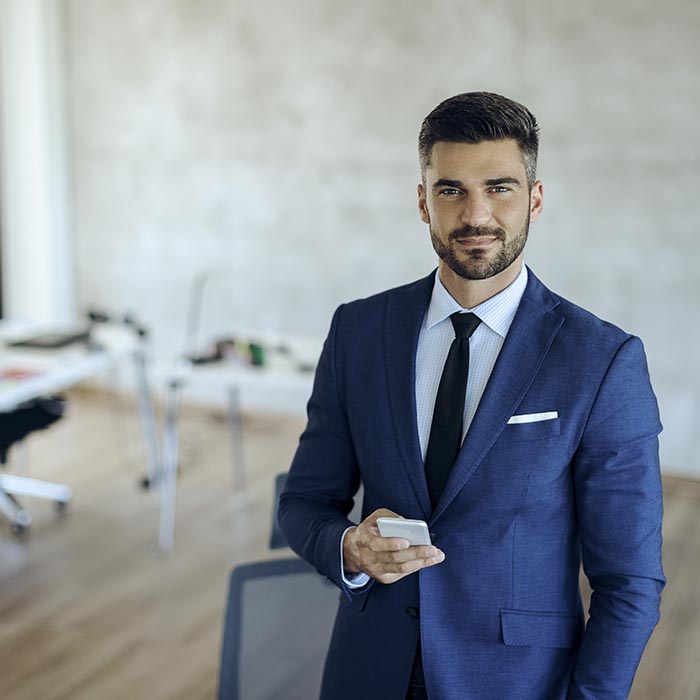 Joven empresario con teléfono en la mano